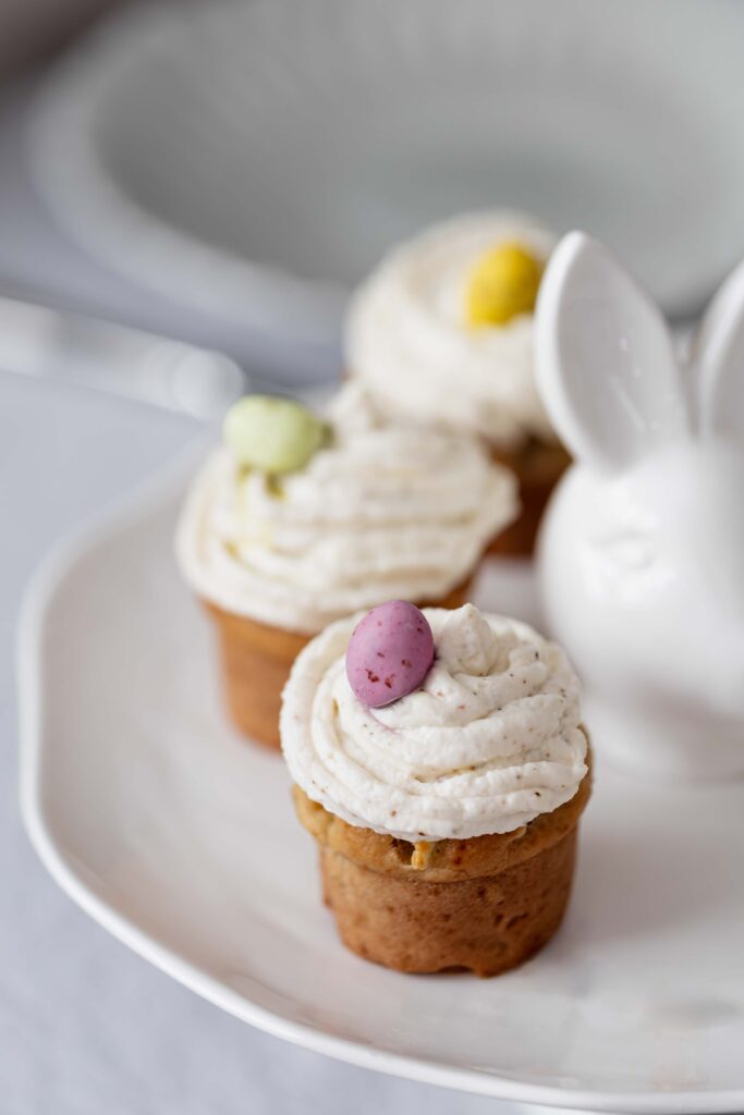 Cupcake de Pâques : base de muffin à la poire avec cœur œuf en chocolat praliné et crème à la fève de Tonka.