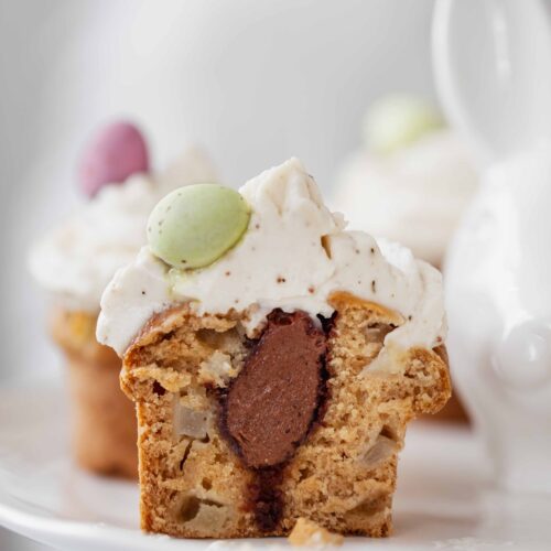 Cupcake de Pâques : base de muffin à la poire avec cœur œuf en chocolat praliné et crème à la fève de Tonka.