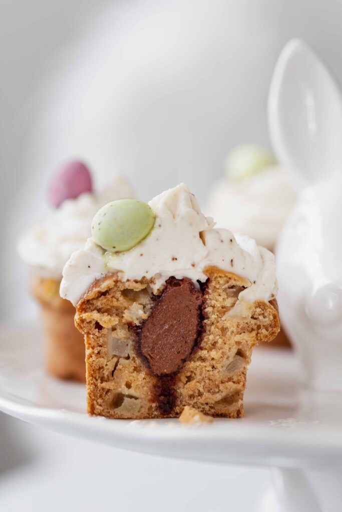 Cupcake de Pâques : base de muffin à la poire avec cœur œuf en chocolat praliné et crème à la fève de Tonka.